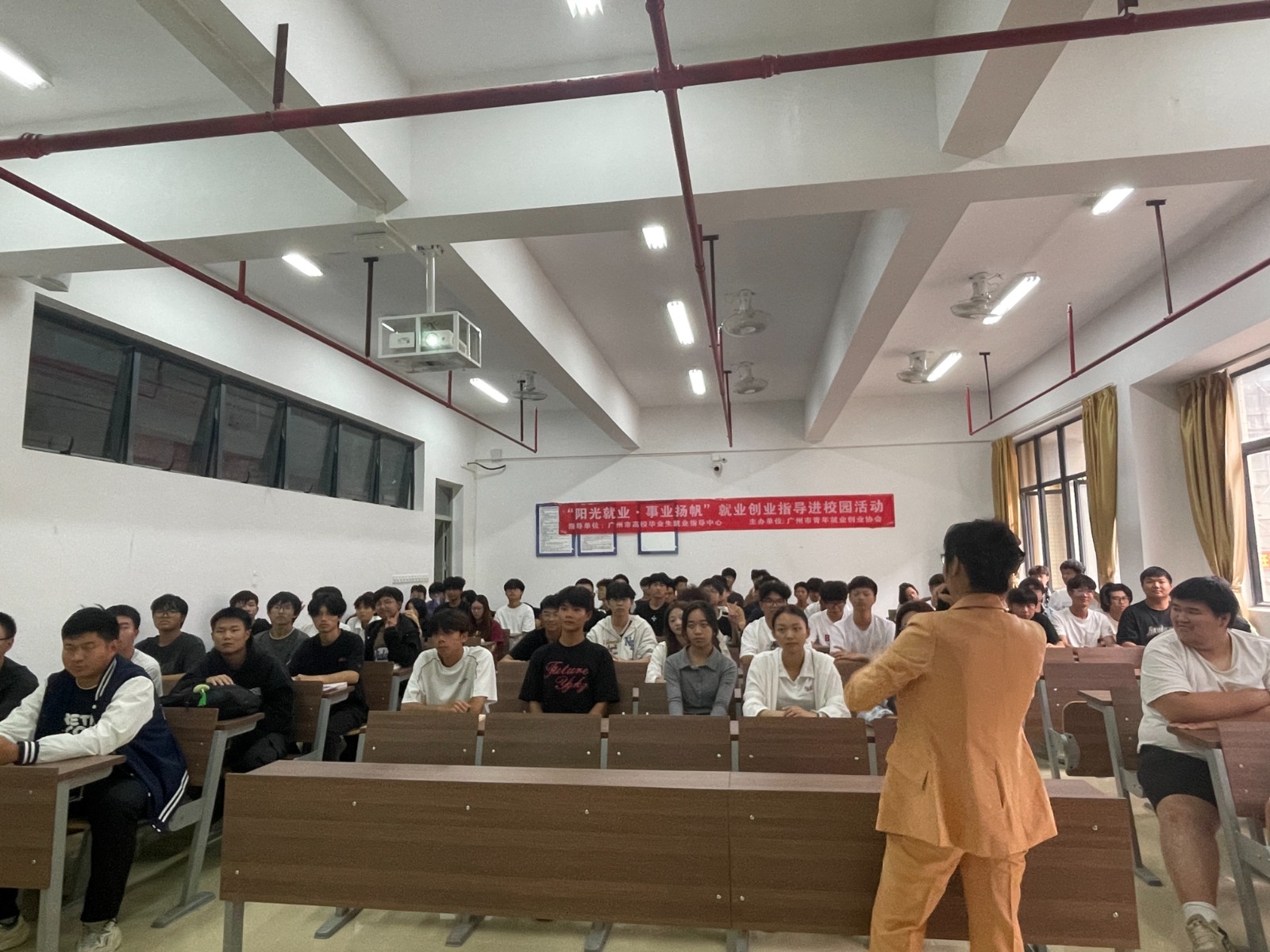 ”阳光就业 事业扬帆“就业创业指导进校园活动照片 (17).jpg